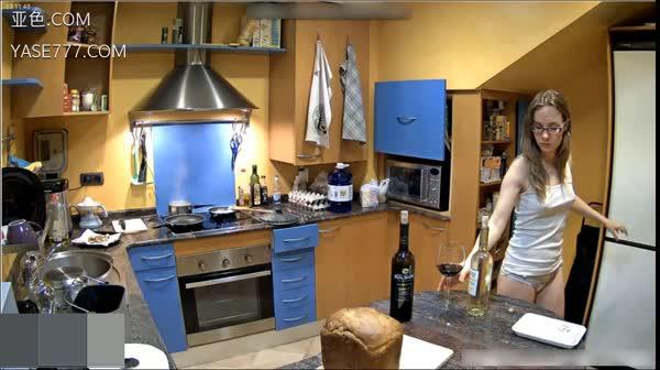 稀缺资源 黑客居家偷拍漂亮妹子换衣